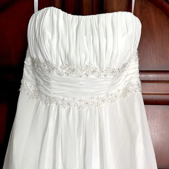 David’s Bridal Chiffon Beaded Empire Plus Size
Wedding Dress White size: 16W - Picture 10 of 14